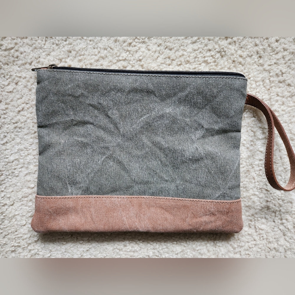 NWOT Cat Mom Wristlet - Picture 2 of 5